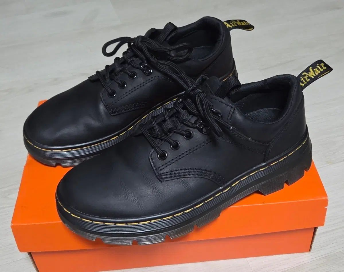 DR. MARTENS リー ブラック REEDER