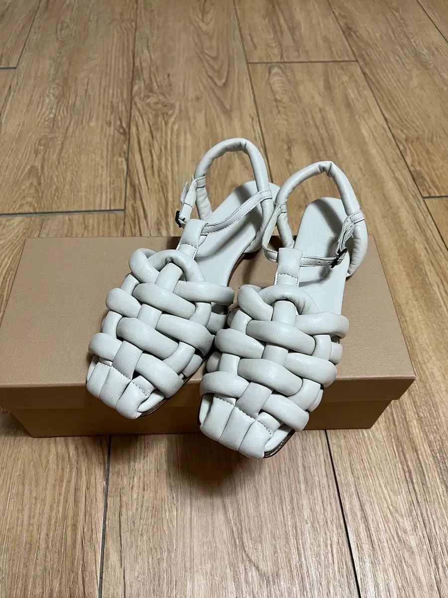 hereu アイボリー 35サイズ サンダル