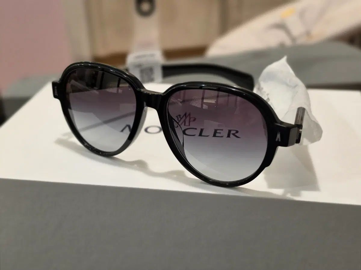 正規品 MONCLER モンクレール スワン スパン サングラス ブラック ME6005F (未使用 新品 フルセット) 28,372円