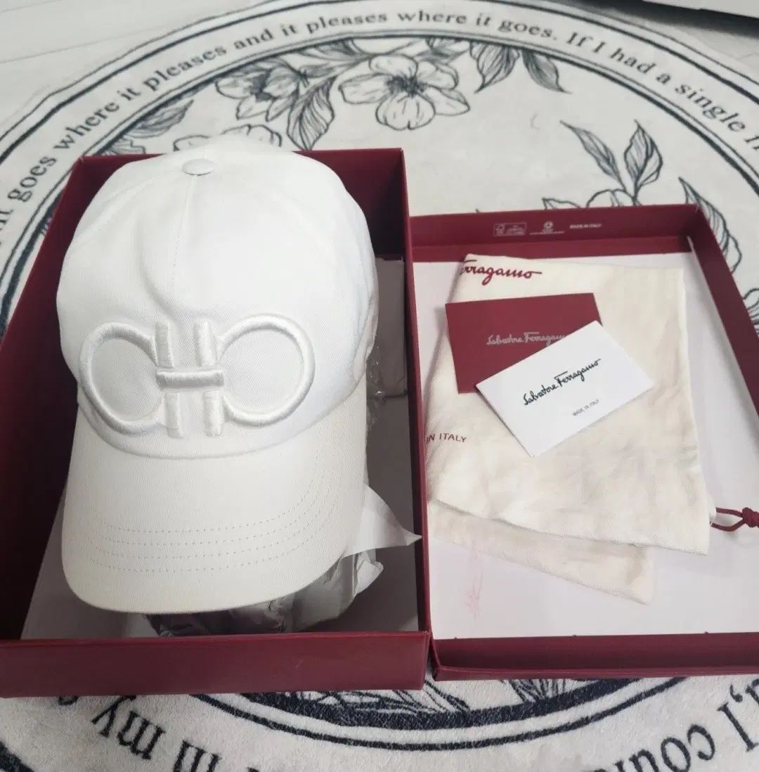FERRAGAMO フェラガモ ガンチーニ 白 ベースボールキャップ OS (新品 22,020円