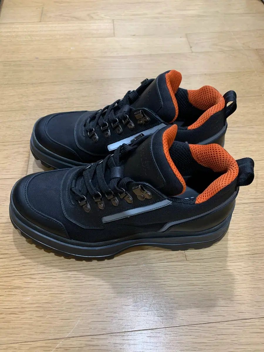 PRADA プラダ ブラック オレンジ スニーカー UK7 (ほぼ新品)