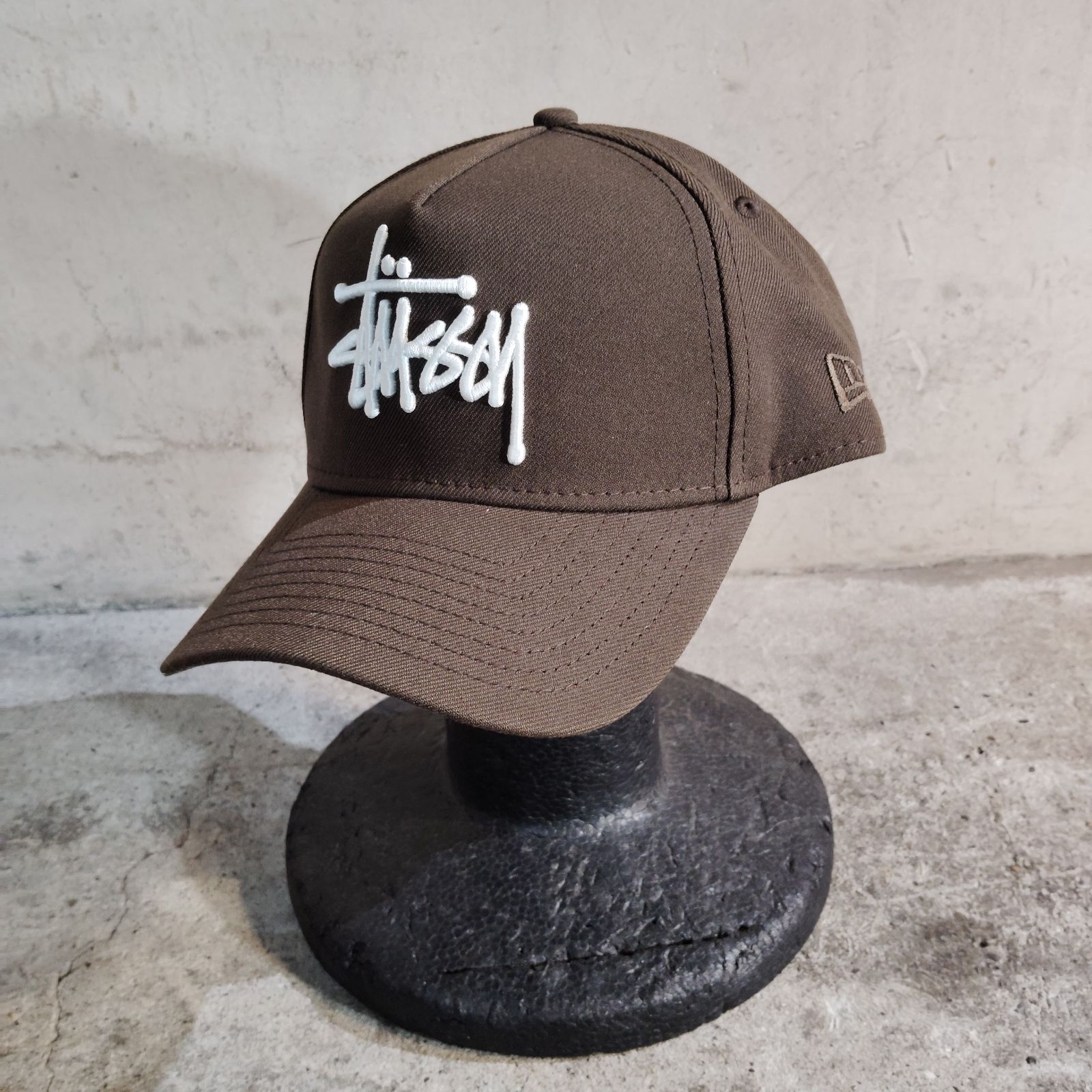 STUSSY × NEW ERA 刺繍ロゴデザイン キャップ ブラウン FREE ステューシー ニューエラ 1311184