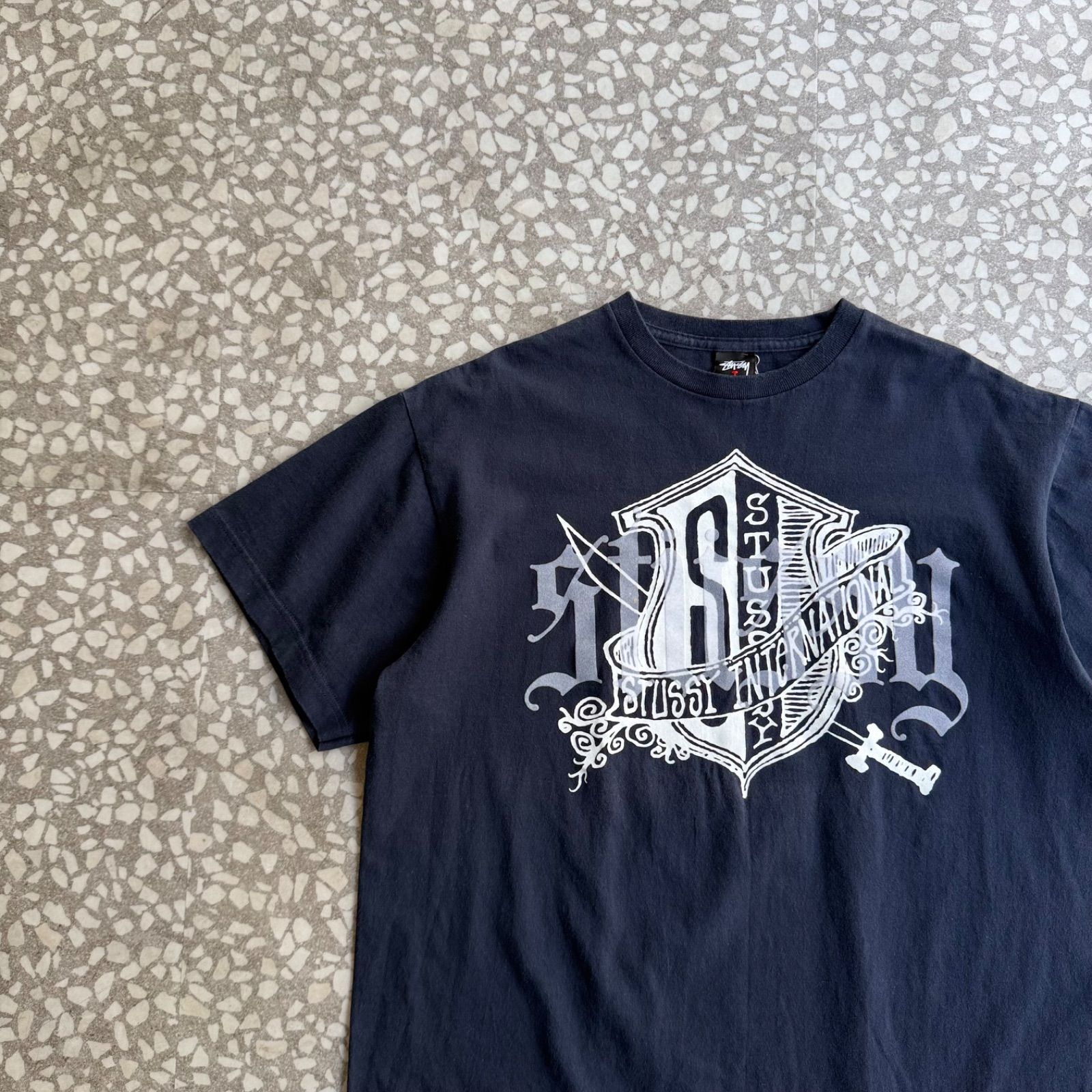 [ Archive アーカイブ Y2K ] STUSSY / 00’s Design T-shirt size L ステューシー　オールドステューシー　プリント　ソルジャー　剣　グラフィック スケーター　sk8 ストリート