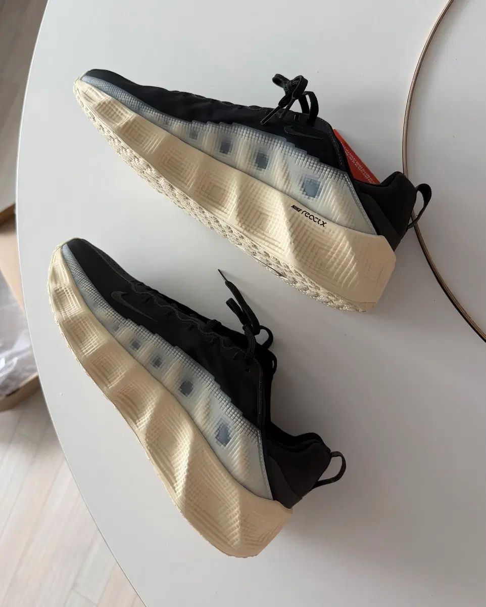 NIKE アヴァ ローバー DX4215 003 (275) 新品