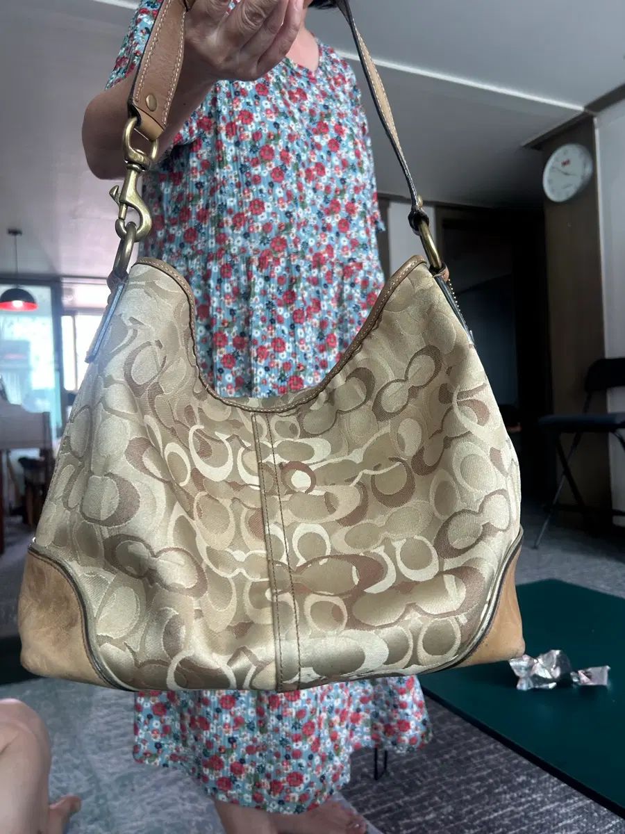 ヴィンテージ COACH Tシャツ 金色 ロゴ パッチ 8,031円