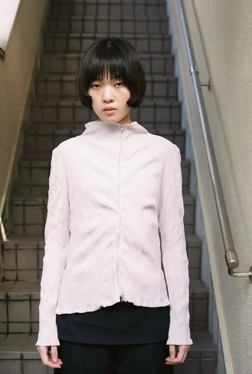 Moringa モリンガ プリーツ ハイネック ジップアップ Warm Gray