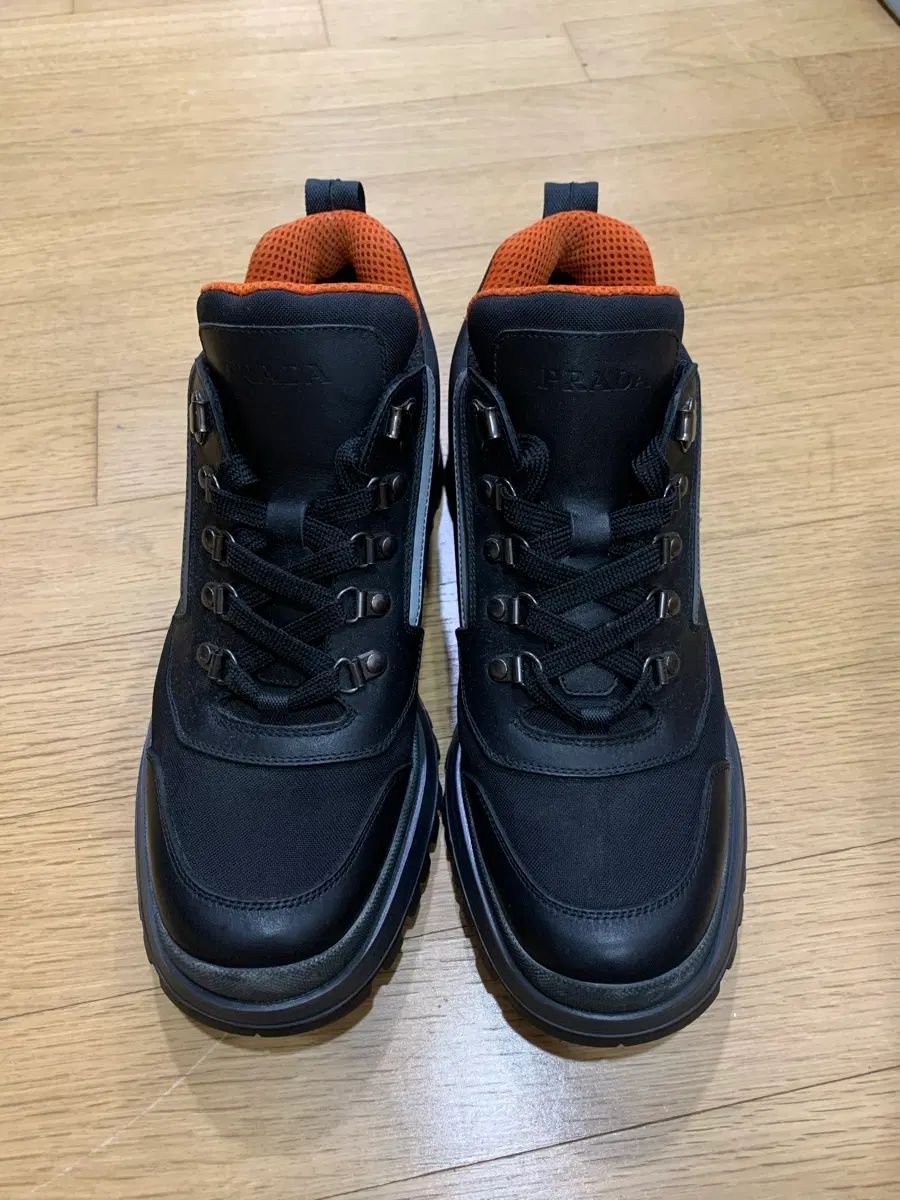 PRADA プラダ ブラック オレンジ スニーカー UK7 (ほぼ新品) 【公式通販】