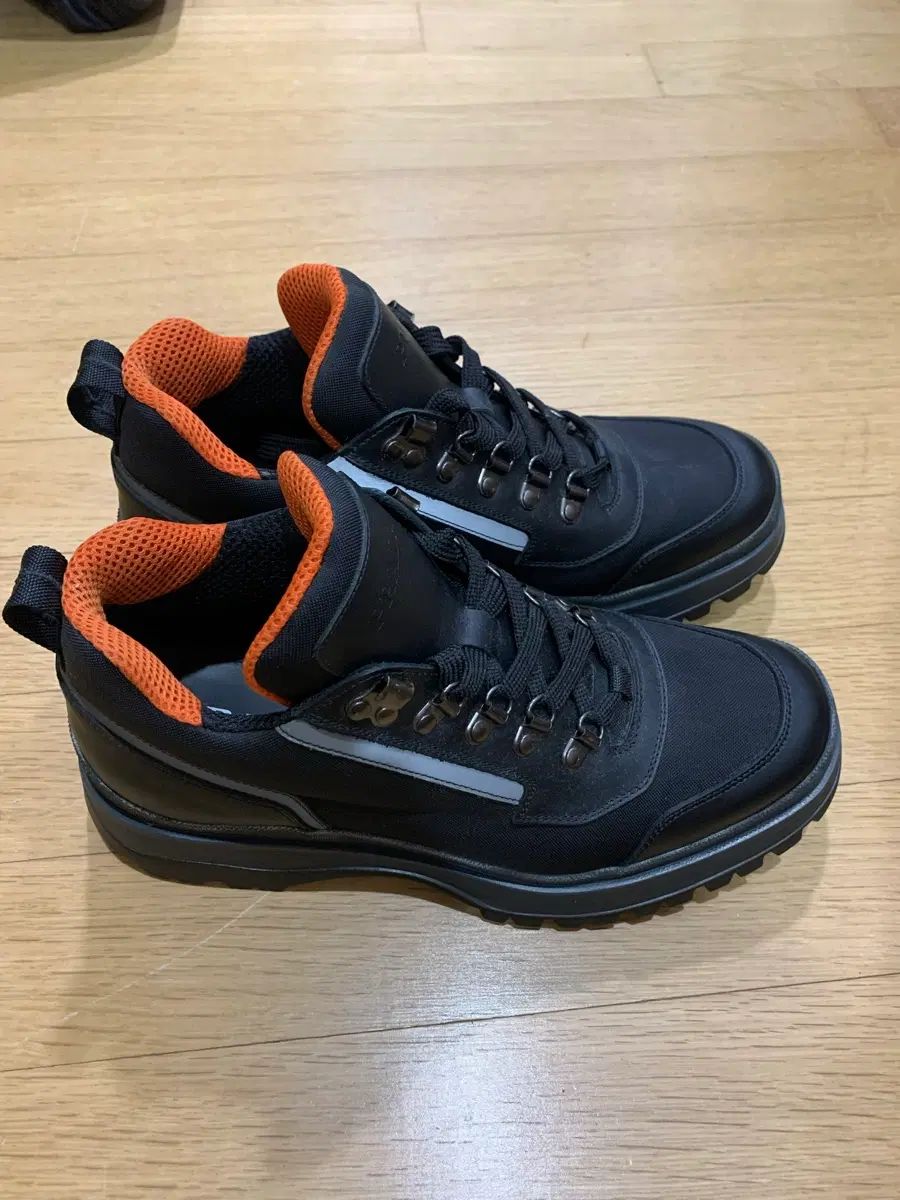 PRADA プラダ ブラック オレンジ スニーカー UK7 (ほぼ新品) 【公式通販】