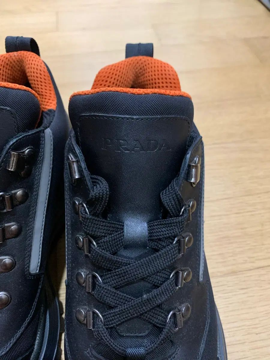PRADA プラダ ブラック オレンジ スニーカー UK7 (ほぼ新品) 【公式通販】