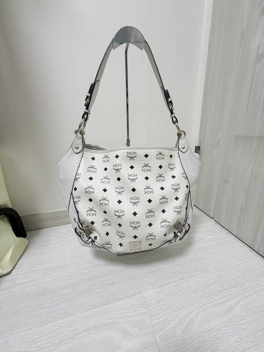 MCM(エム シー エム) ヴィセトス HOBO BAG(ホーボー バッグ) 白