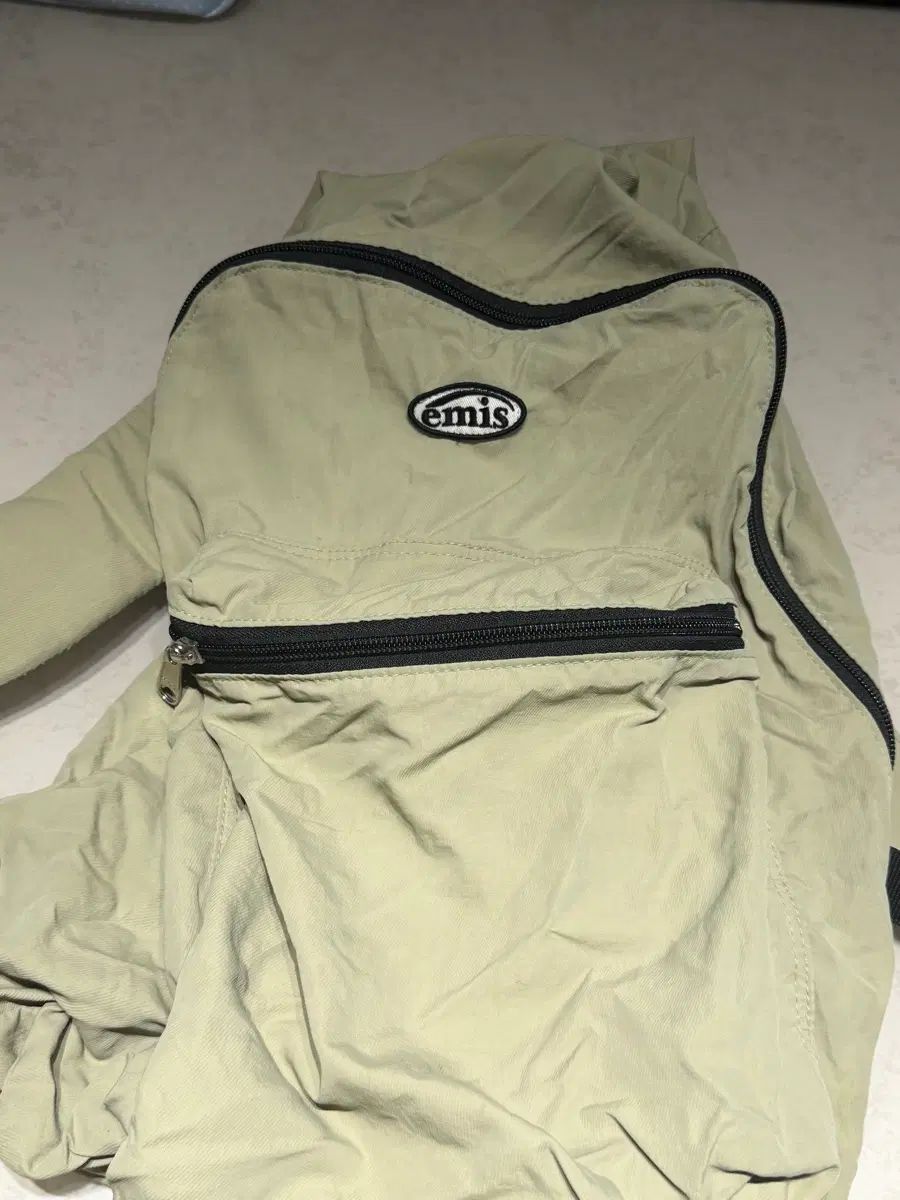 emis カーキ色 バックパック