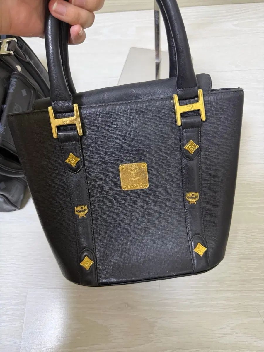 MCM エム シー エム バッグ レディース ブラック ゴールド ロゴ