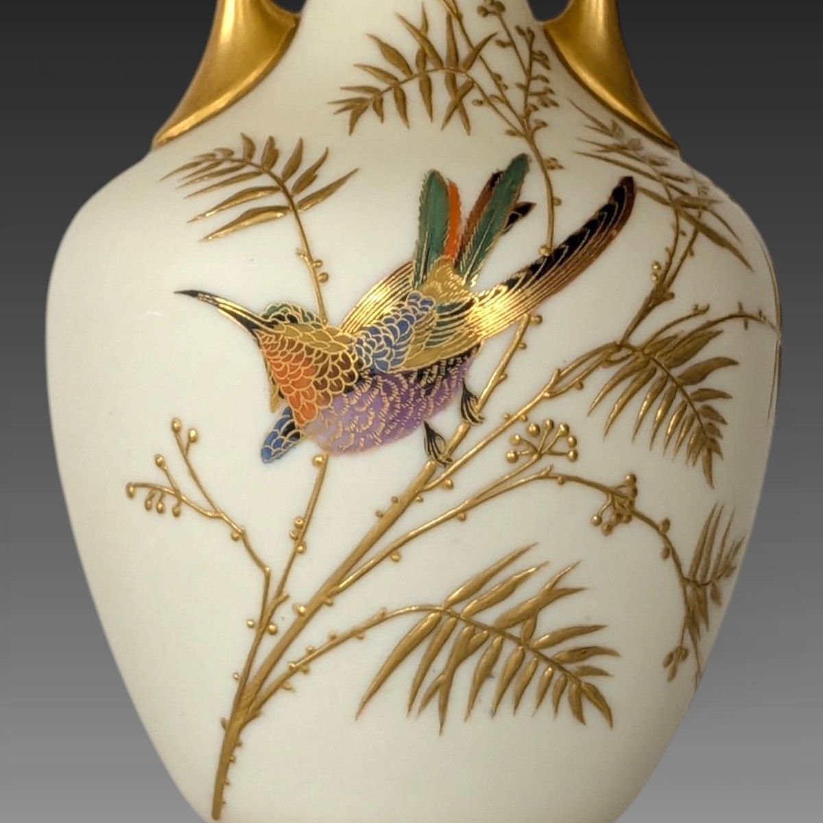双耳花瓶 金属製 鳥と牡丹のレリーフ 双耳花瓶 金属製 鳥と牡丹のレリーフ 双耳花瓶 金属製 鳥
