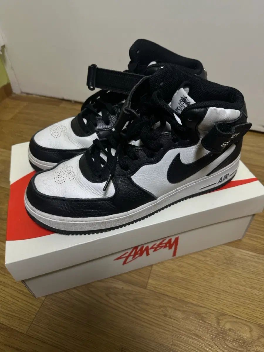 ナイキ STUSSY フォース ミッド 285 9,975円