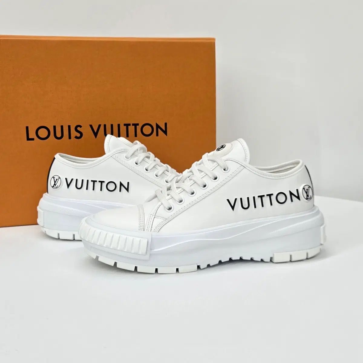 ルイヴィトン LV ロゴ クアッド スニーカー 38 / 700 000