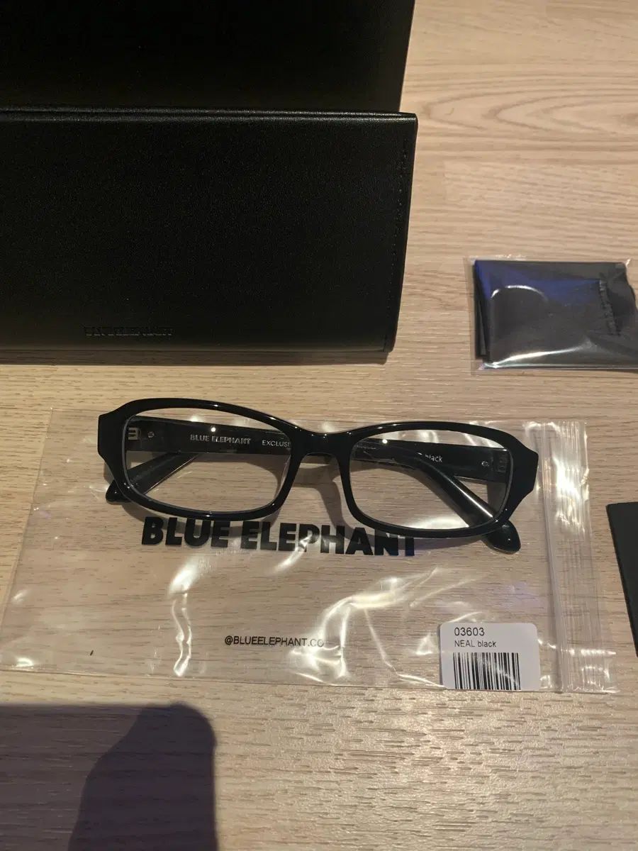 ブルーエレファント NEAL black ウェリントン 出品 7,196円