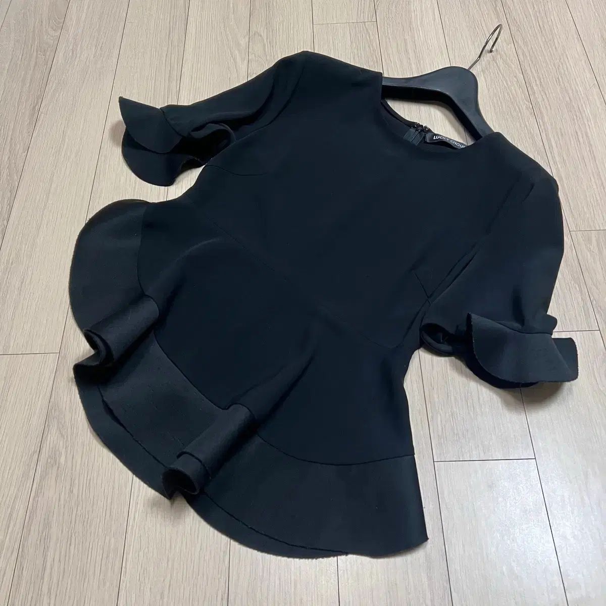 LUCKY CHOUETTE アシンメトリー ぺプラム フリル ラッフル 半袖 ブラウス ブラック 黒 春 夏 ゲストルック イベント