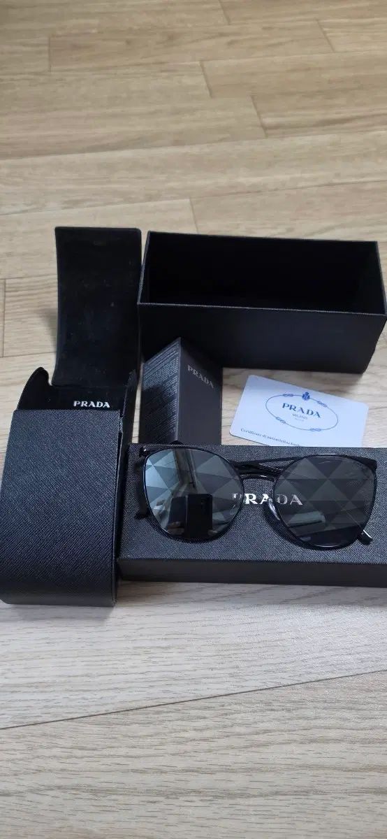 PRADA メタルロゴ サングラス