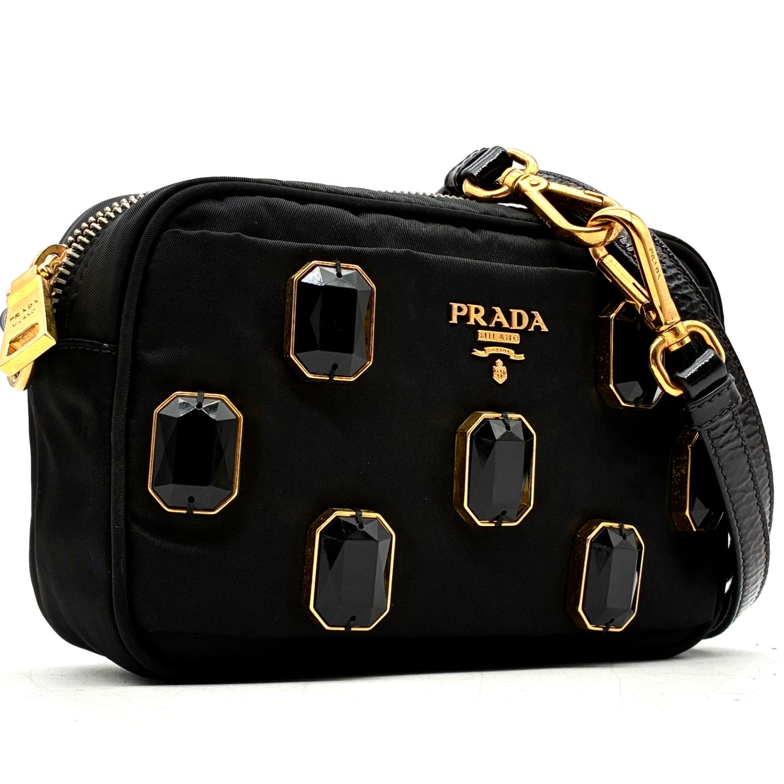 美品 プラダ PRADA ピエトラ ショルダーバッグ クロスボディ ビジュー 宝石 ゴールドロゴ ナイロン レザー ブラック 黒 白タグ ファスナー裏刻印あり 斜め掛け 夏休み お盆 帰省 シルバーウィーク 敬老の日 秋 ハロウィン 七五三 ギフト プレゼント