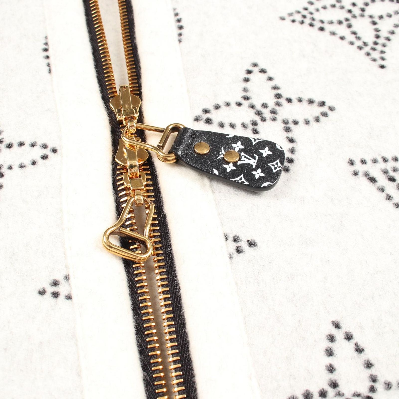ルイ・ヴィトン LOUIS VUITTON ポンチョ リバーシブル モノグラム マヒナ ケープ フード付き RW231W R90 FOCO05 ウール リバーシブル レディース Used A