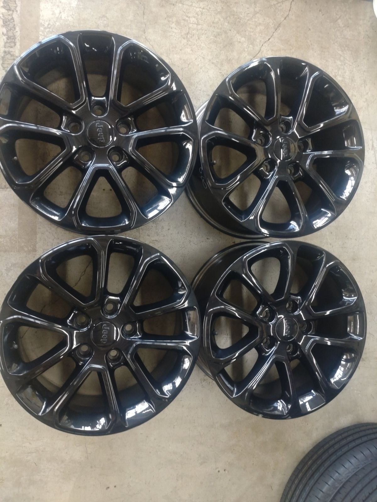 JEEP　グランドチェロキー　純正　黒　中古ホイール　18インチ 　8.0J ＋56.4 　PCD　127-5H　4本