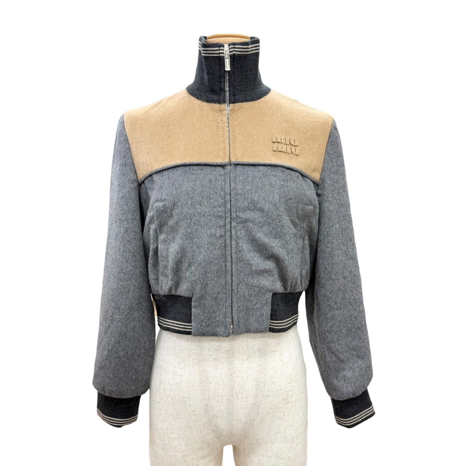 極美品△MIUMIU ミュウミュウ 2025年 ML1413 ウール カシミヤ キャメル ロゴ クロップド ブルゾン ジャケット グレー ブラウン 36 正規品