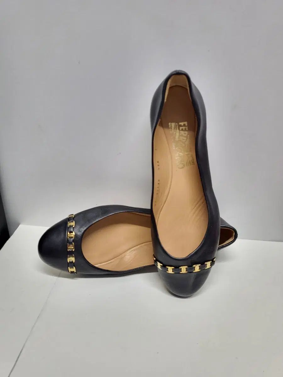 FERRAGAMO フェラガモ ブラック ゴールド チェーン フラットシューズ (送料無料※メルカリshop取引では対象外)