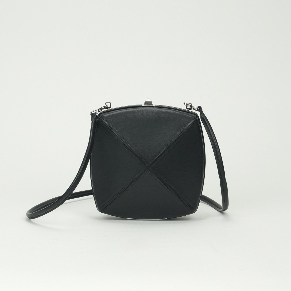 エルメス HERMES クルー メドール バッグ ショルダーバッグ シャムキラ ノワール Noir ブラック Black 黒 シルバー金具 ポシェット クラッチ ピラミッド型