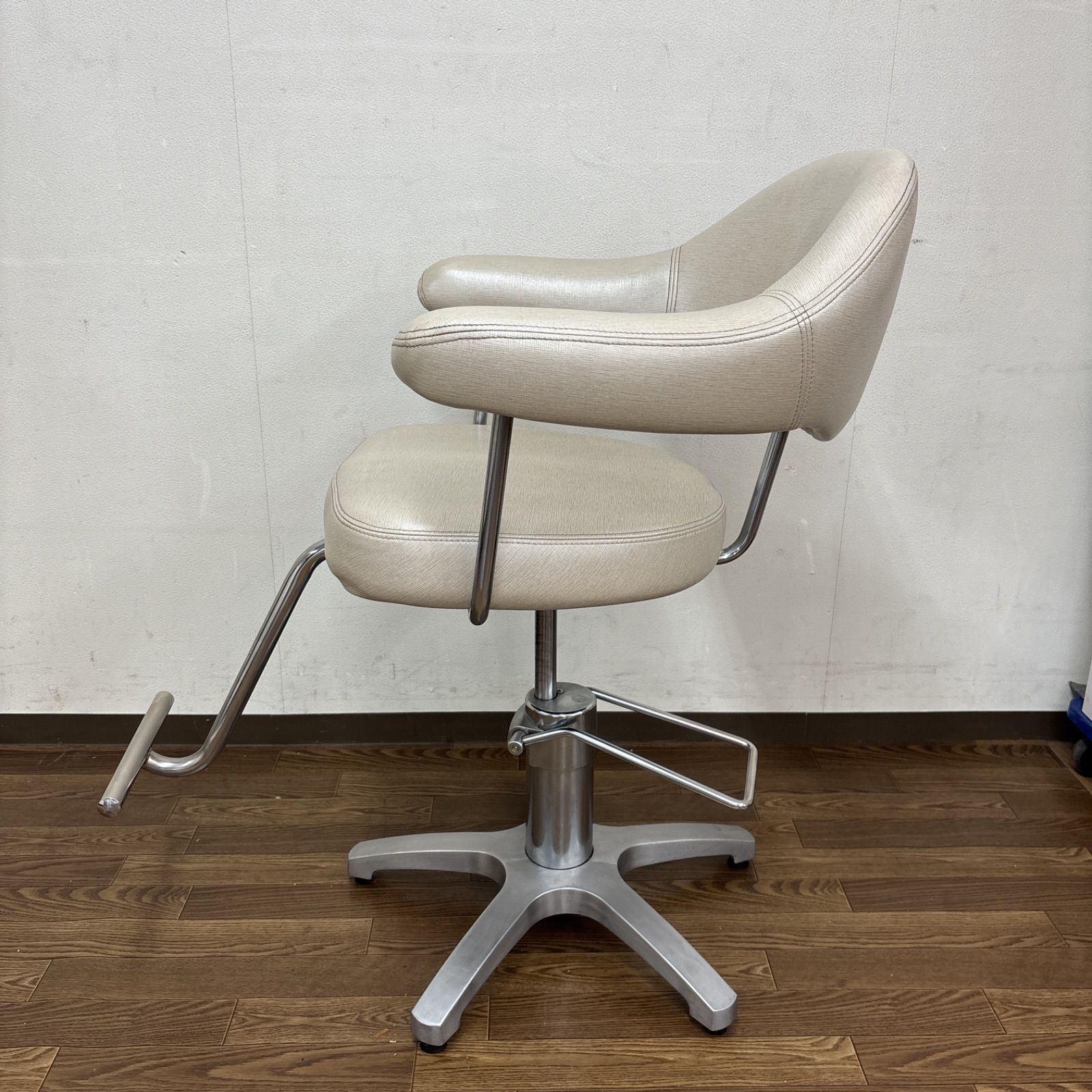 I672 ? 名古屋市近郊配送設置無料！ タカラベルモント（Takara Belmont）　スタイリングチェア ⭐ クリーニング済