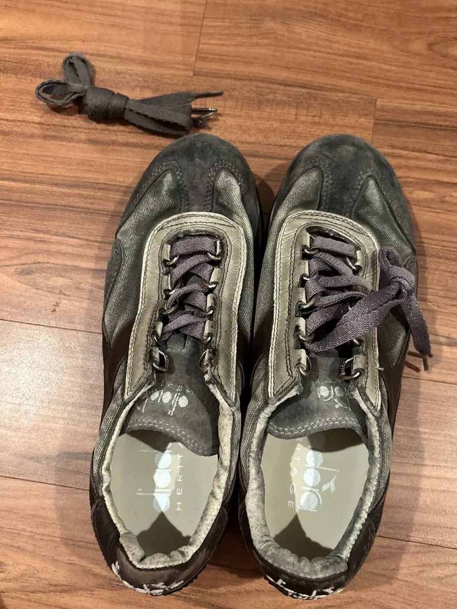 新品) Diadora heritage ディアドラヘリテージ スニーカー DARK GREY 230