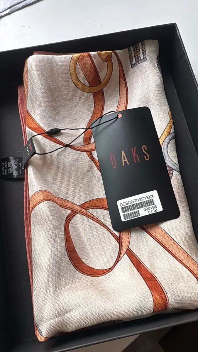 新品 DAKS チェーン パータン スカーフ