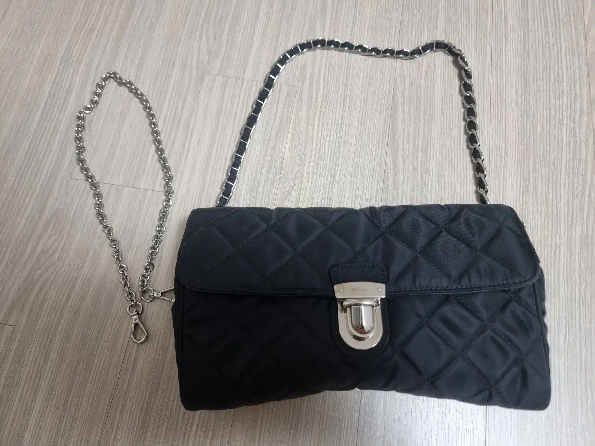 PRADA テスート チェーン クロスバッグ