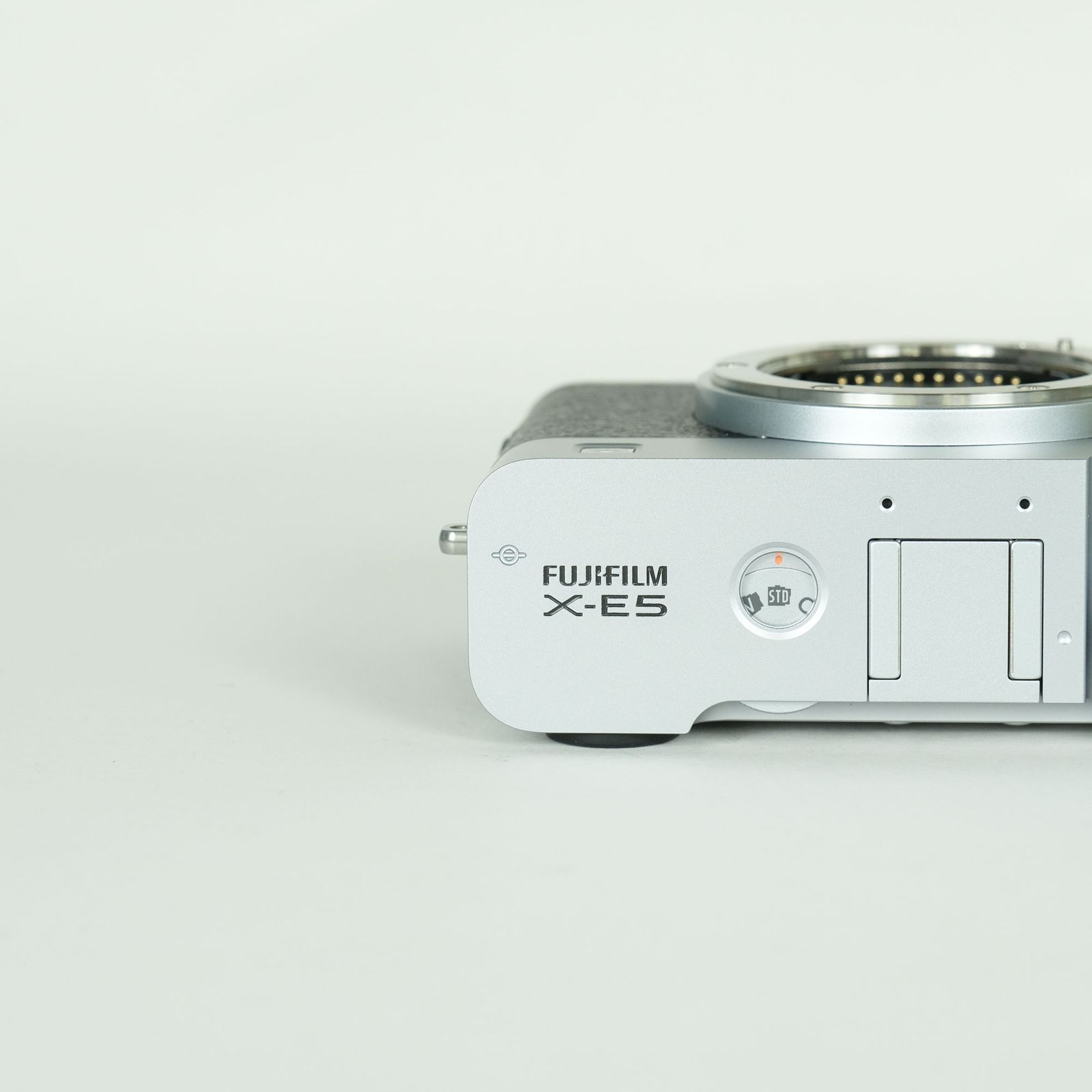 新品同様 | シャッター数10回] FUJIFILM X-E5 [ボディ シルバー