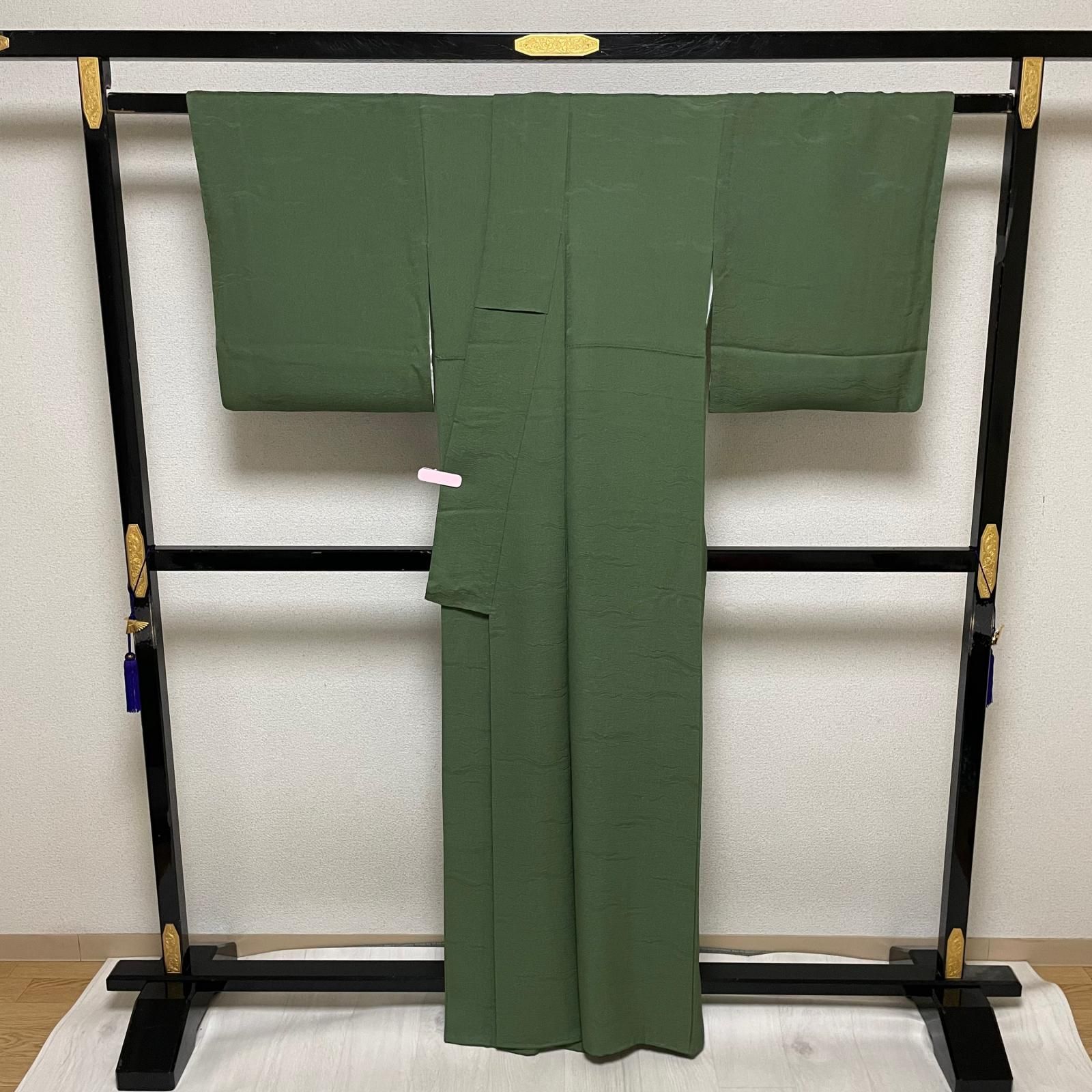 鈴乃屋誂え 色無地 裄66.5 波模様 抹茶色 着物 正絹 X-6716