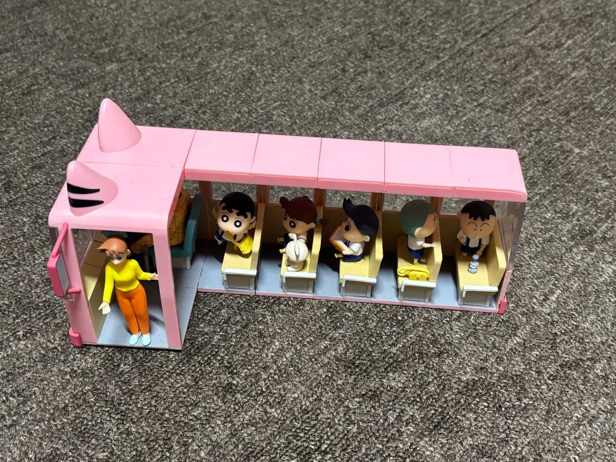 クレヨンしんちゃん幼稚園バスフルセット出品