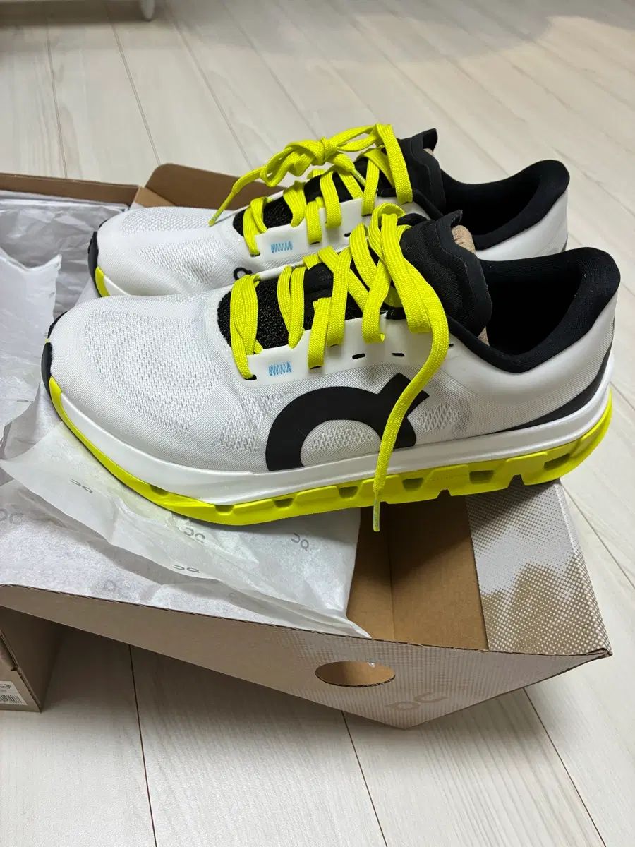 オン ランニング クラウドフロー5 3WF10092929 (レディース ランニングシューズ) 白/蛍光/黄 出品