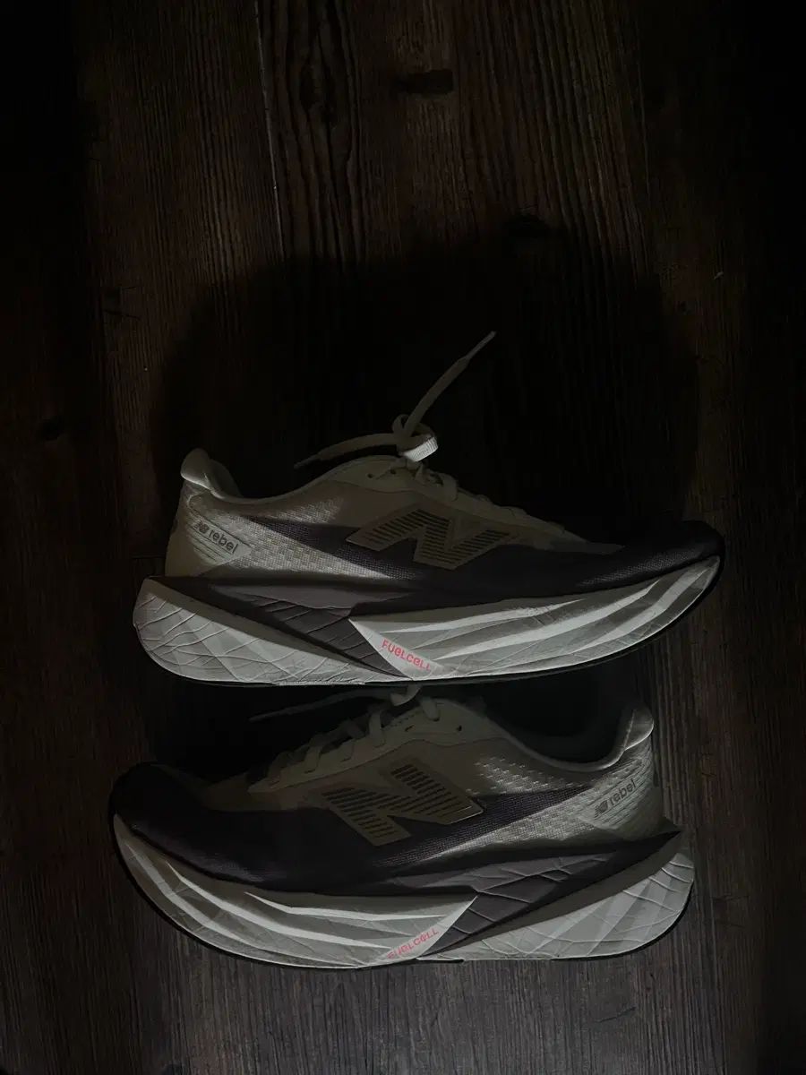 ニューバランス フューエルセルv5 275