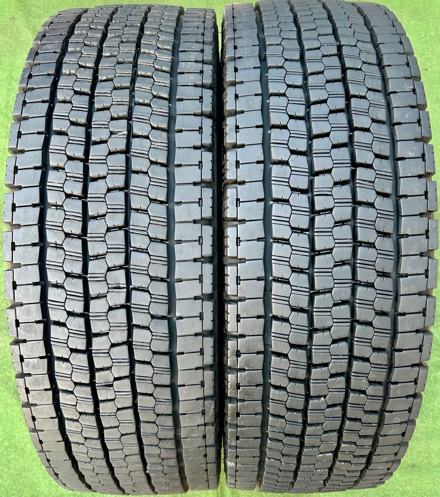 BRIDGESTONE（ブリヂストン） ■ 商品名：W999 ENLITEN ■ タイヤ種類：スタッドレスタイヤ ■ チューブレス ■ タイヤサイズ：245/70 R19.5 136/134J ■ 本数：2本セット ■ 製造年週：2024年26～28週目