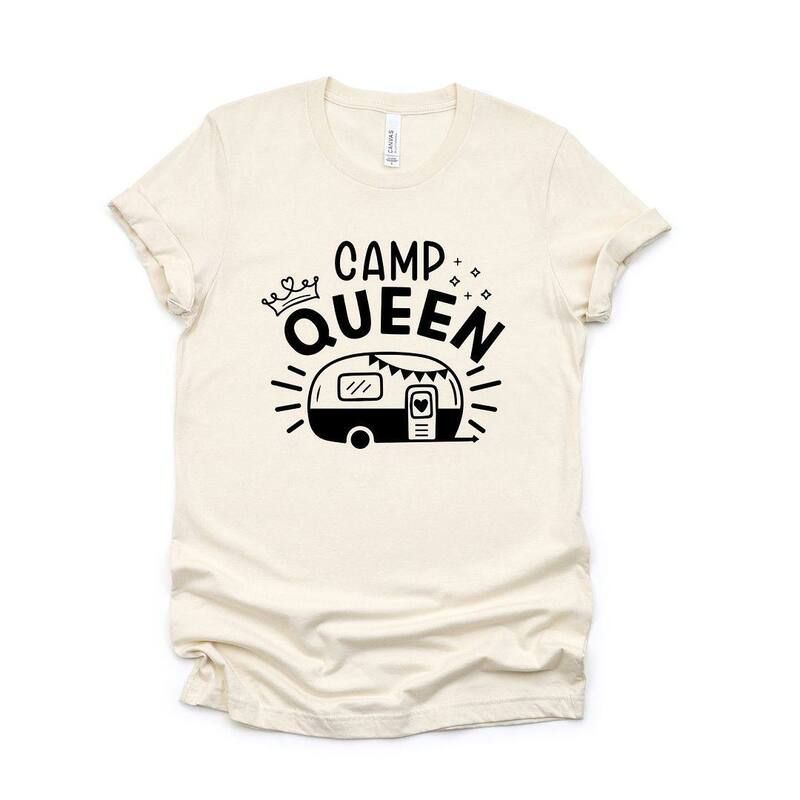Simply Sage Market レディース トップス Tシャツ グラフィック Simply Sage Market Camp Queen Trailer Short Sleeve Graphic