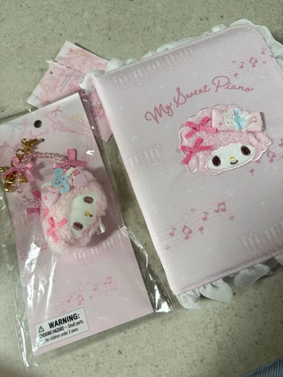 サンリオ ピアノ バインダー キーホルダー 出品 7,593円