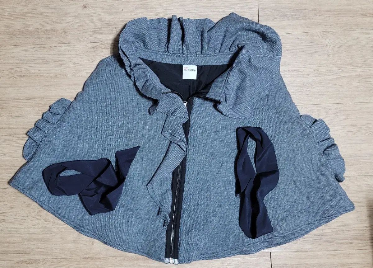 レッド Valentino ヴァレンティノ ブルーグレー ラッフル ケイプ/ケープ タグないほぼ新品