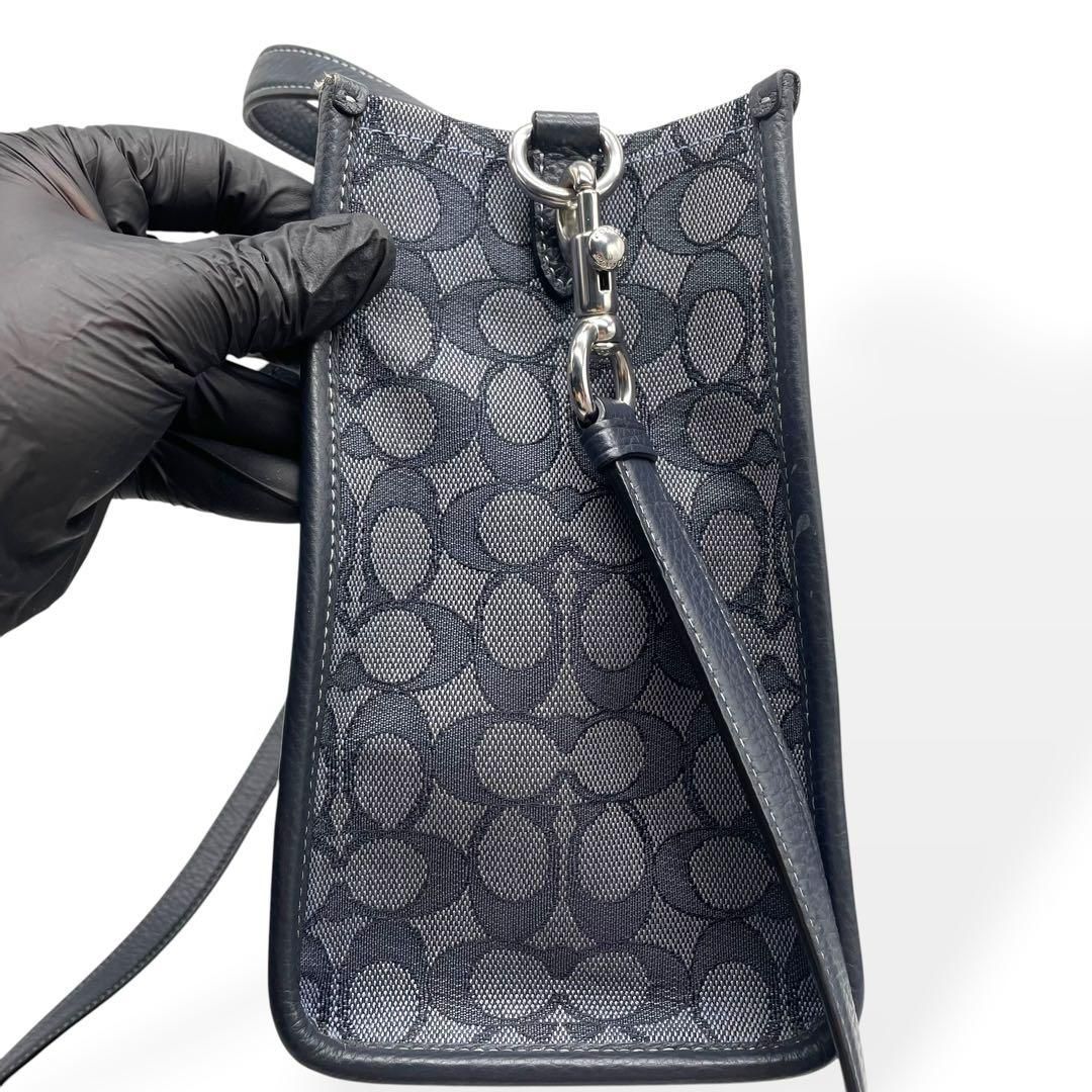 美品　COACH コーチ デンプシー キャリーオール イン シグネチャー ロゴ 美品 COACH コーチ デンプシー キャリーオール イン シグネチャー ロゴ