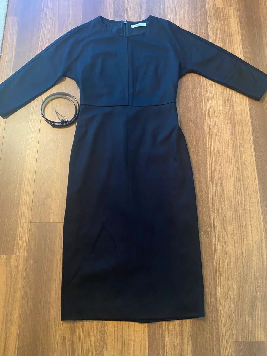 シンプル ブラック ロング ONE PIECE + ベルト 含む ( MAX MARA マックスマーラ)