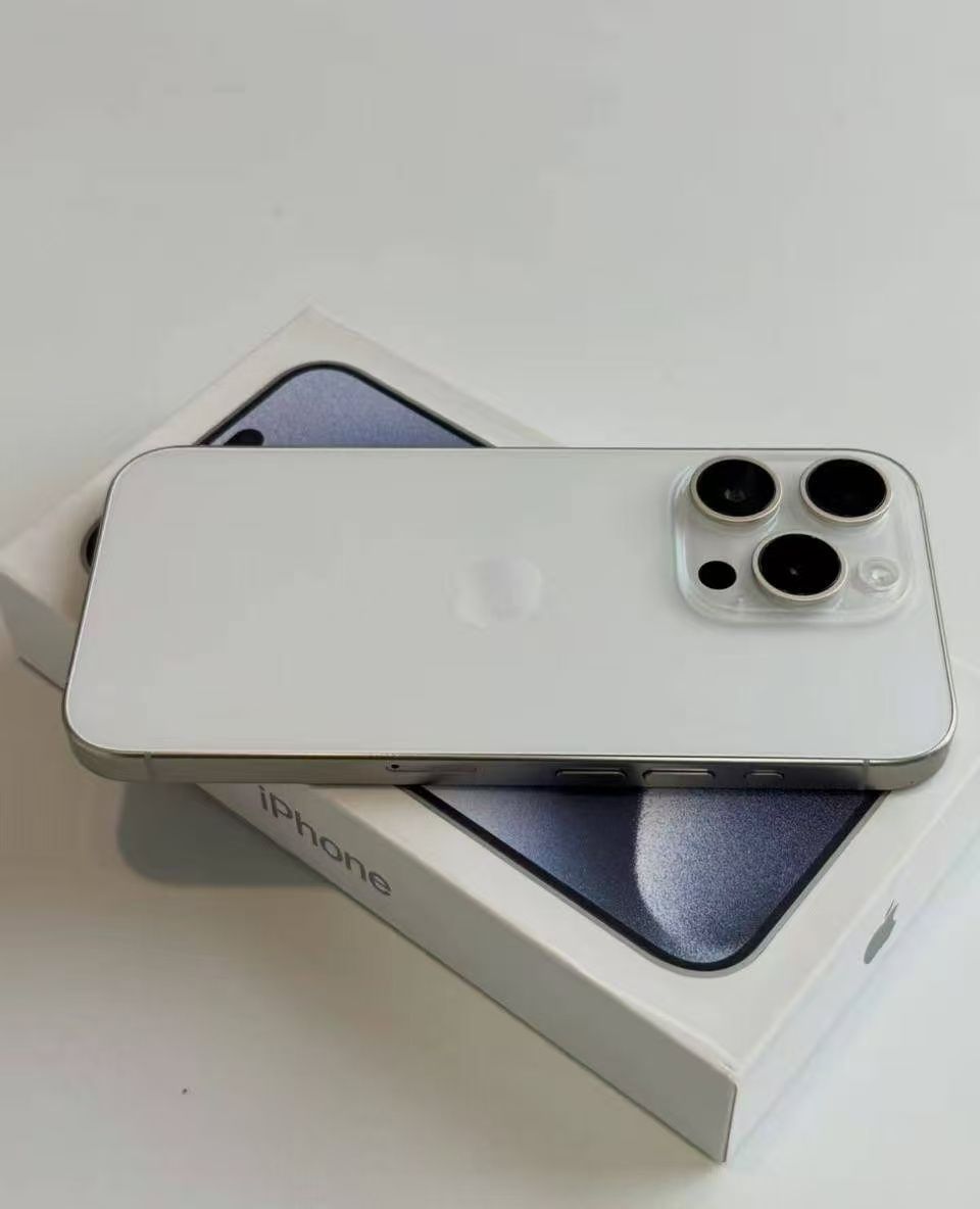 iPhone15 Pro 256G ホワイトチタン 中古美品 純正箱・ケーブル付き 全機能確認済み 77,120円