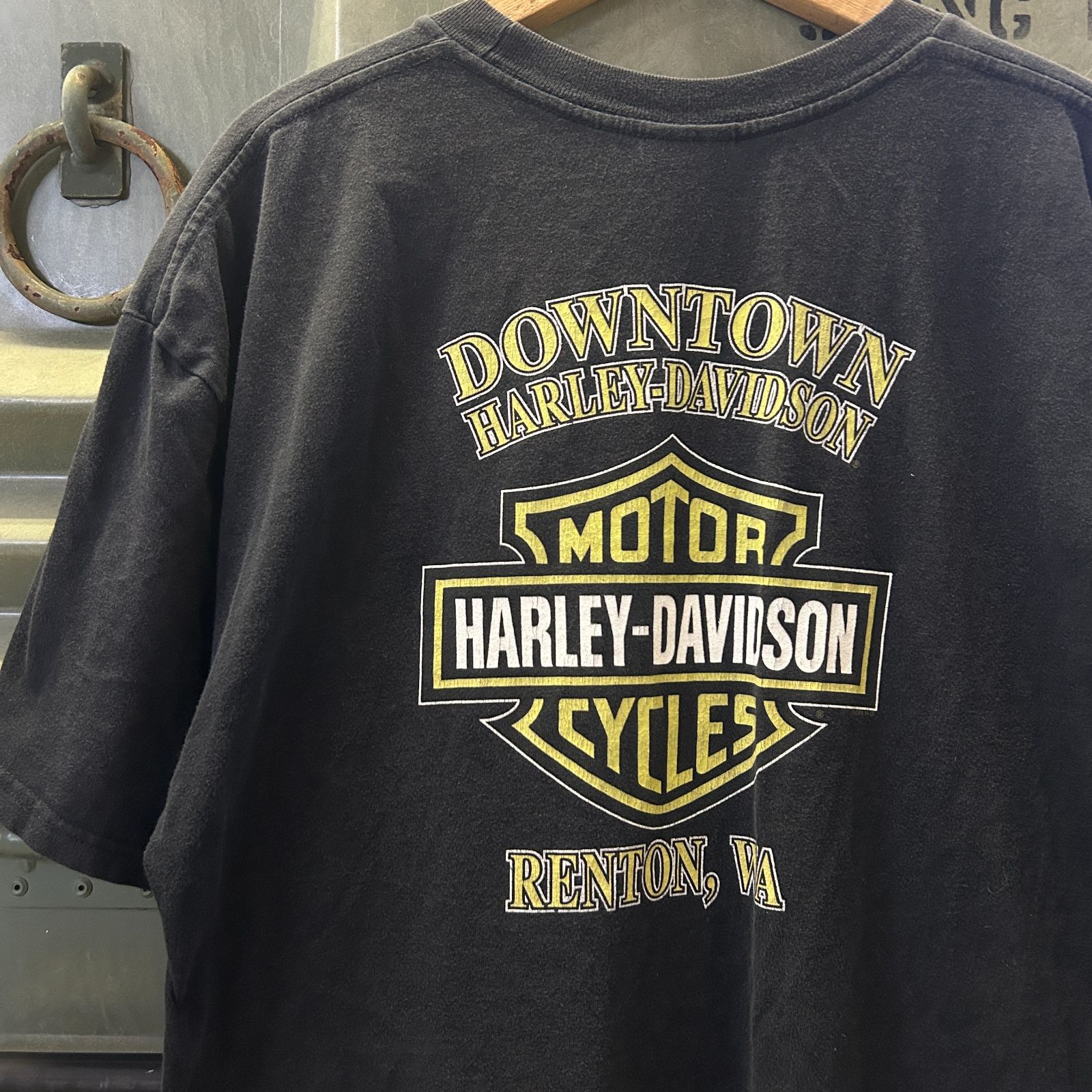 【Harley Davidson】ハーレーダビッドソン イエロー シールドロゴ メッセージ 両面プリント 黒