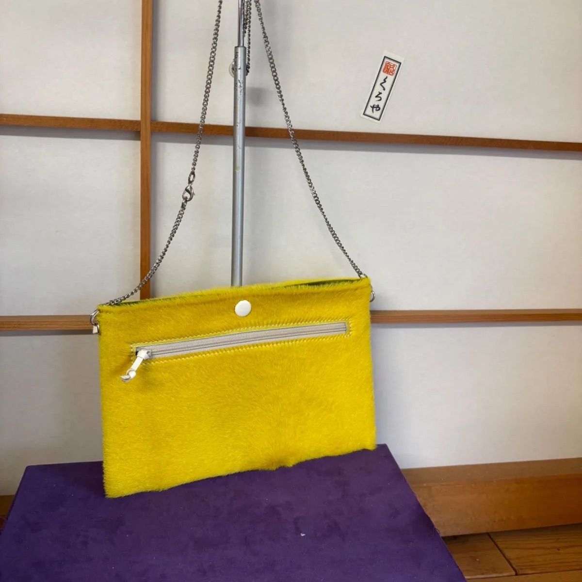 千代掛け　肩掛け　牛ハラコ革染黄色　チェーンショルダー付き リアルファー