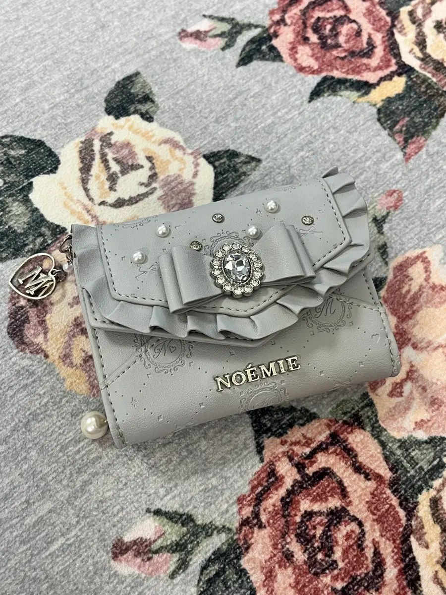 ノエミー NOEMIE ビジュ リボン モノグラム 3段 二つ折り財布 ウォレット