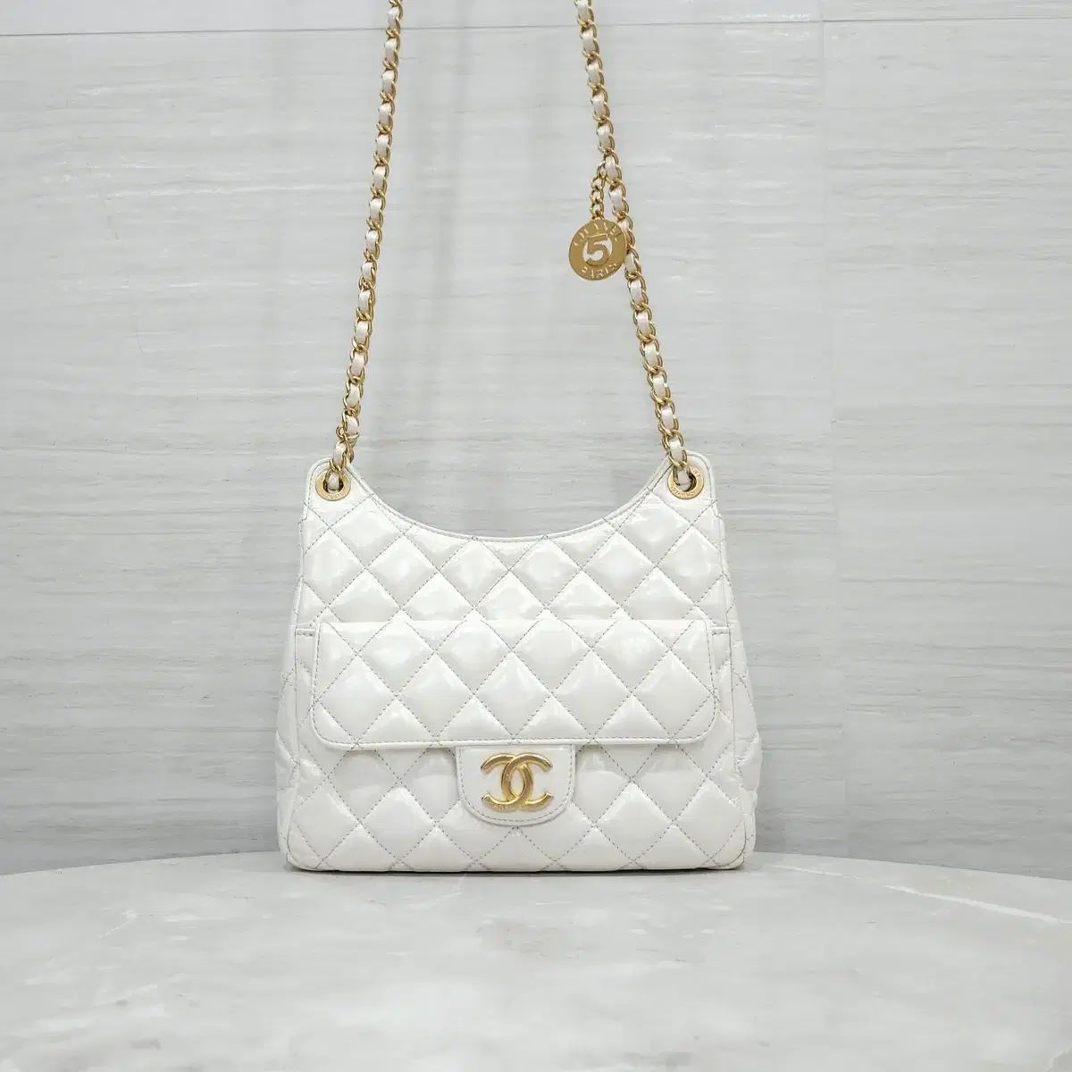 シャネル ポケット チェーン HOBO BAG ミディアム ペンダント 白 付き AS3690 417,300円