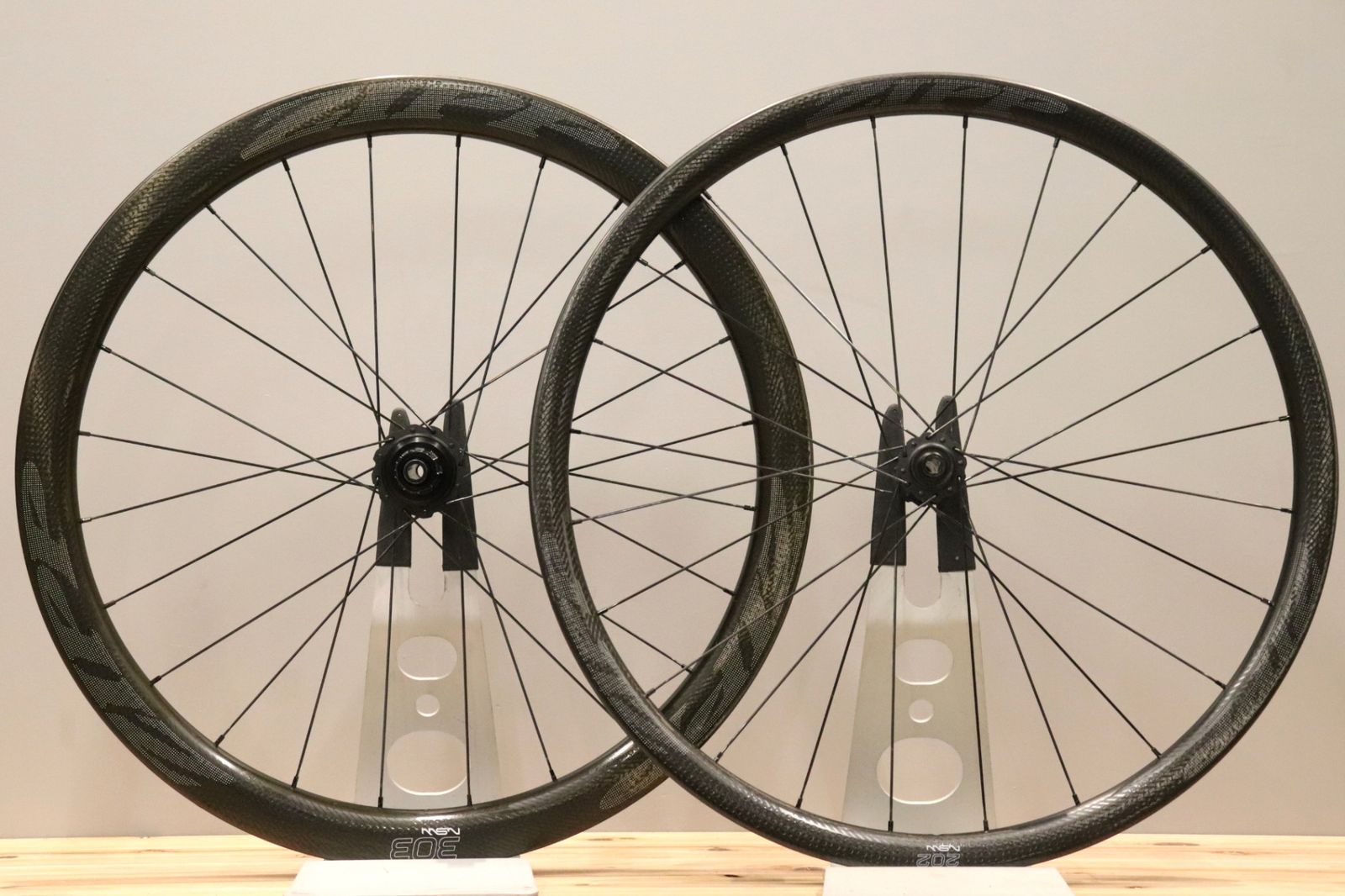 ジップ ZIPP 202 303 NSW DISC カーボン チューブレスレディ ホイール