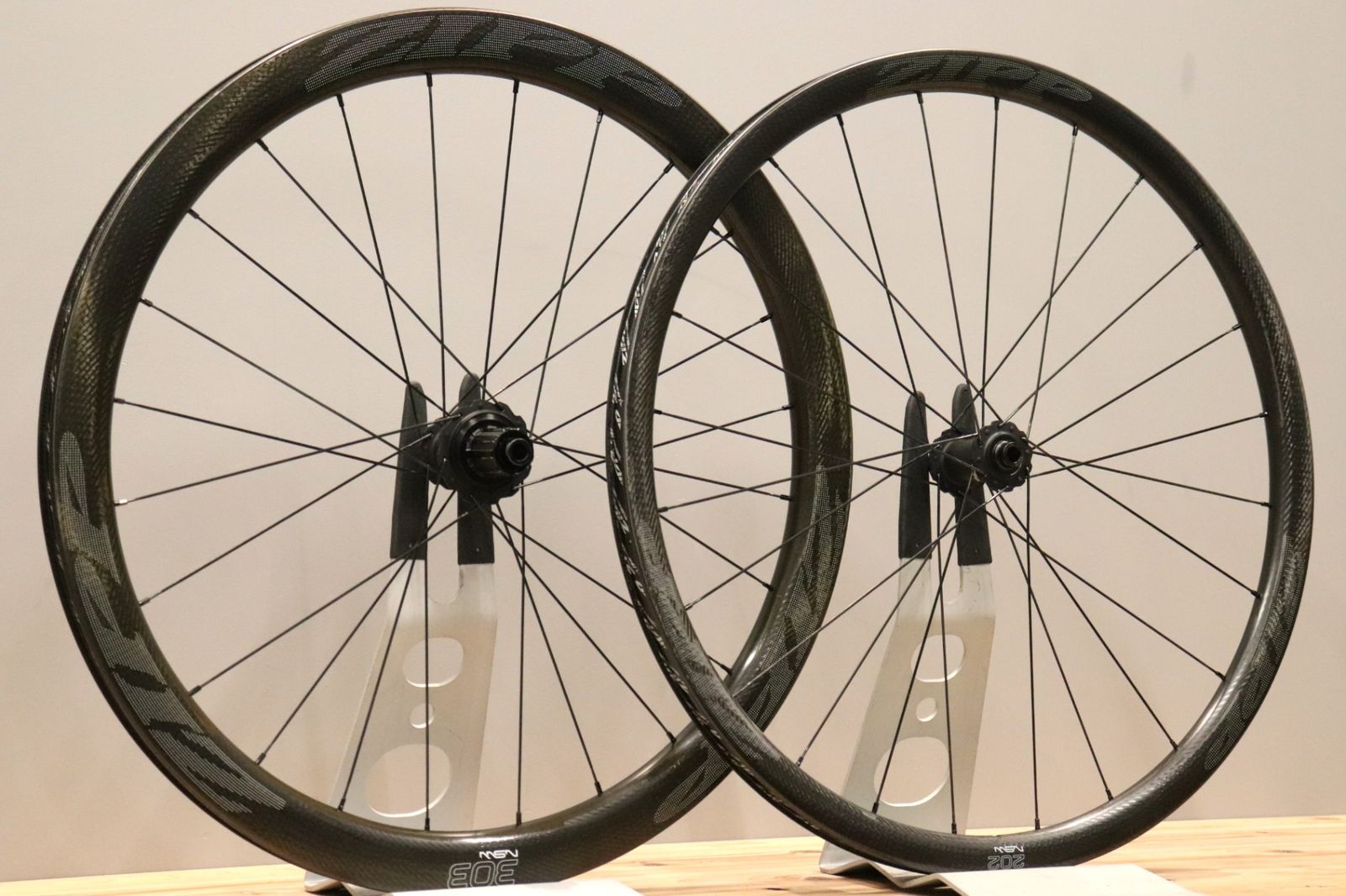 ジップ ZIPP 202 303 NSW DISC カーボン チューブレスレディ ホイール